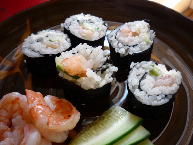 how to make shrimp and cucumber sushi (maki)